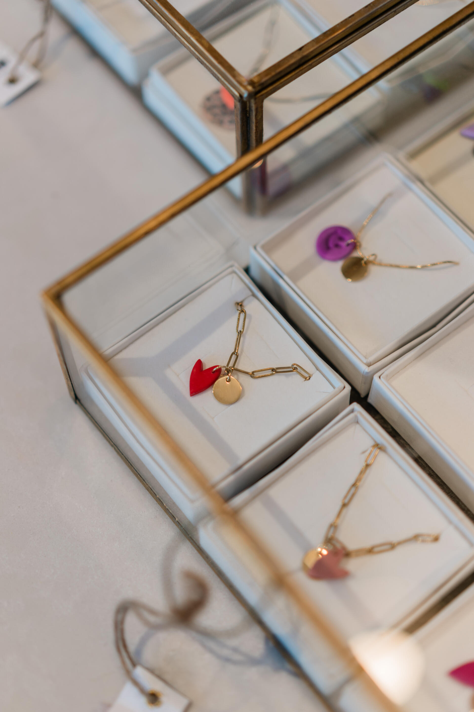 moderner Schmuck von Schnick Schnack Schön in Neon-Farben oder mit auffälligen Leoprints