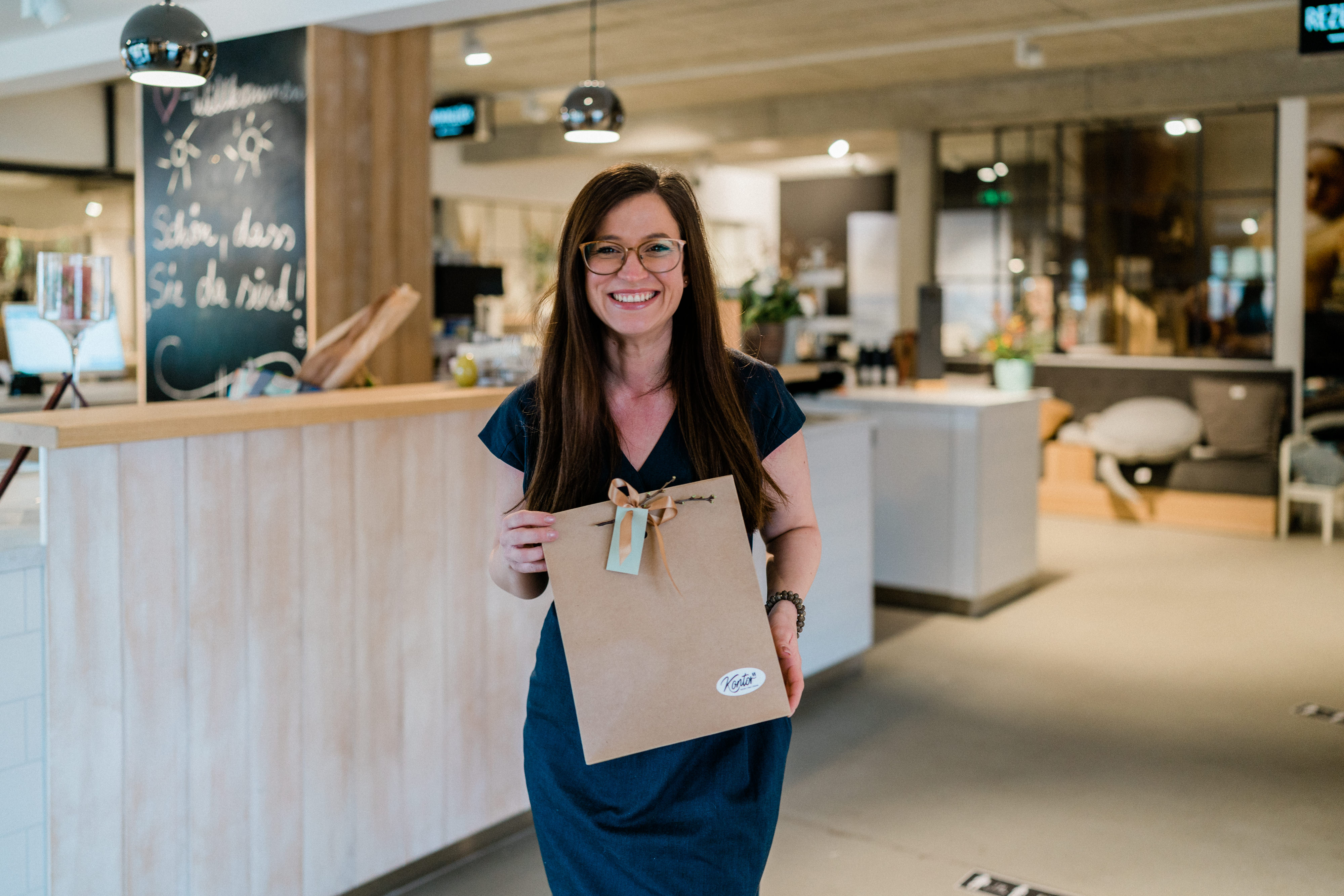 Storeleiterin Anne mit einem Geschenk