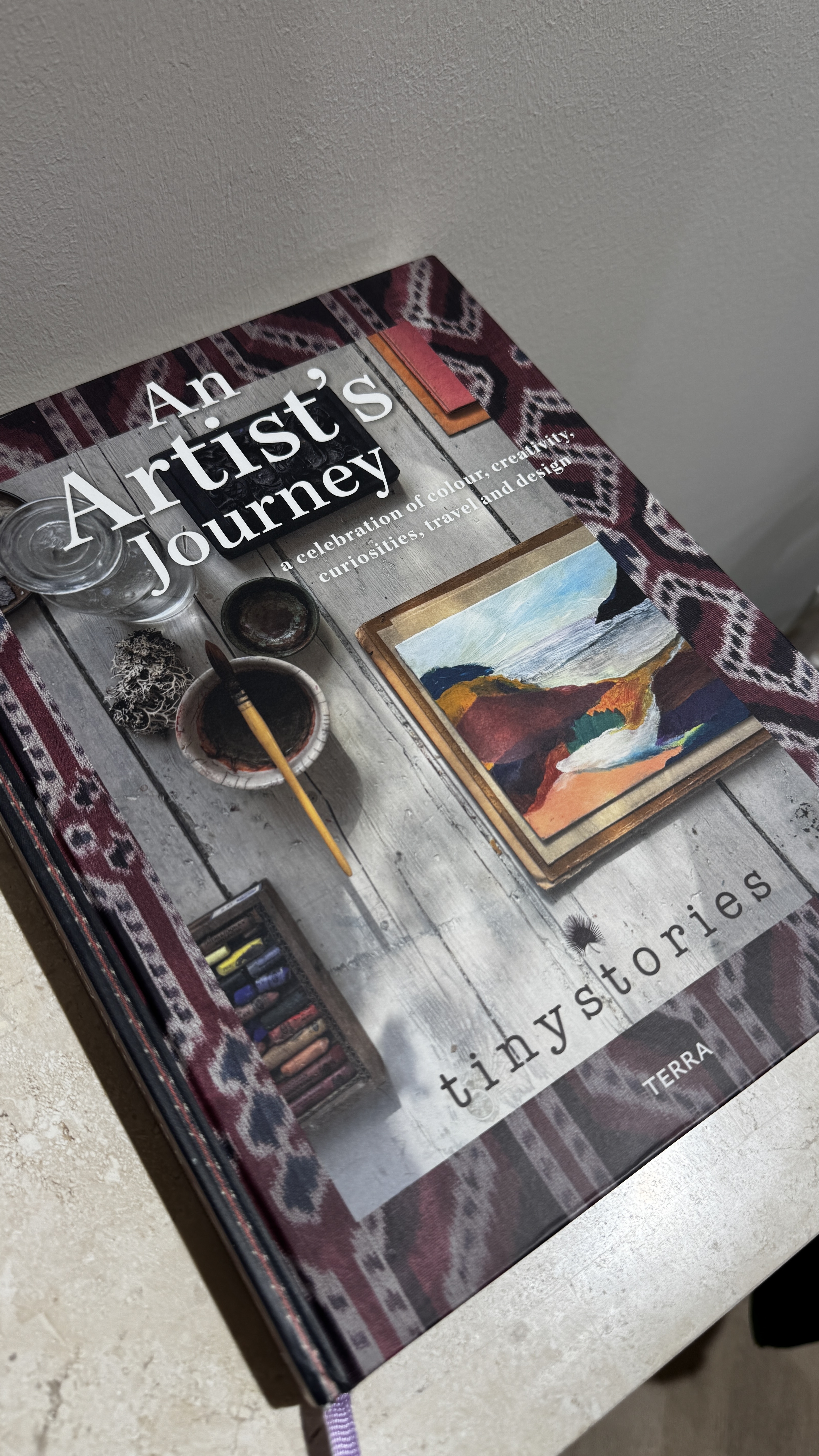 Leseexemplar des Buchs "An Artist's Journey" von der niederländischen Künstlerin Tiny de Vries.
